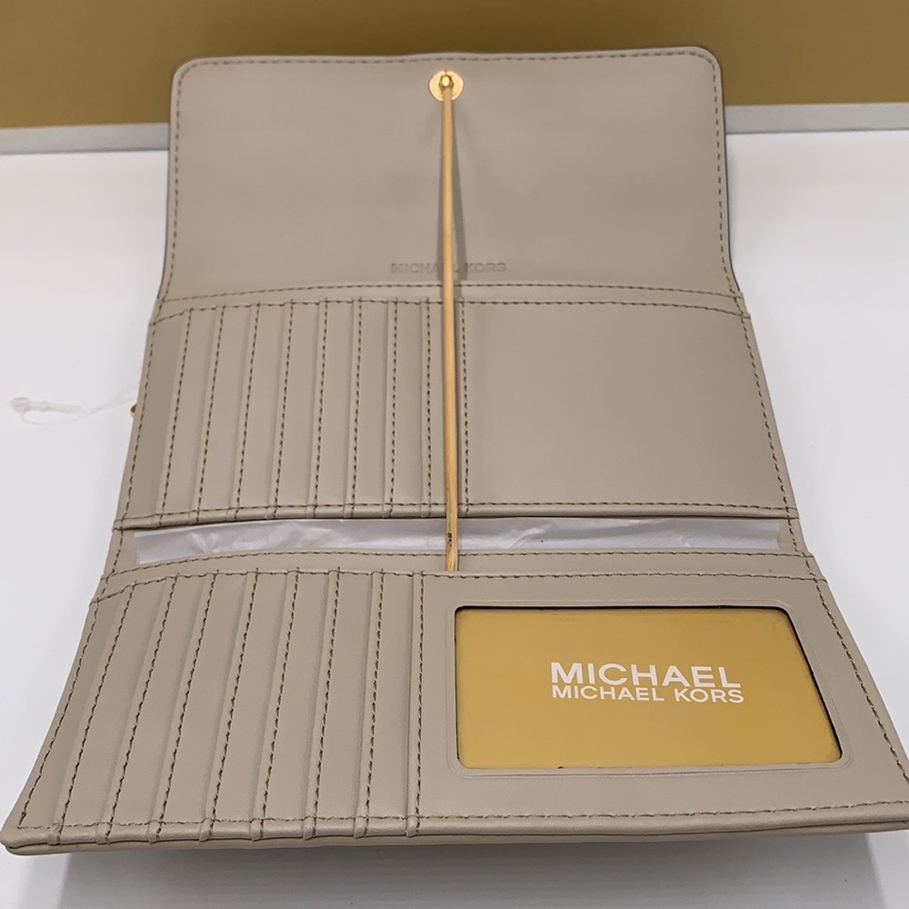MICHAEL KORS JET SET TRAVEL LARGE TRIFOLD WALLET LIGHT SAND COLOR - Picture 7 of 16